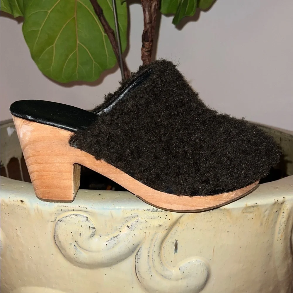 Free People Women’s Cabin Fever Brown Faux Fur Slip on Wood Heel Clogs Mules 38